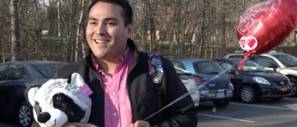Joven en proceso de deportación recibe el mejor regalo de San Valentín (VIDEO)