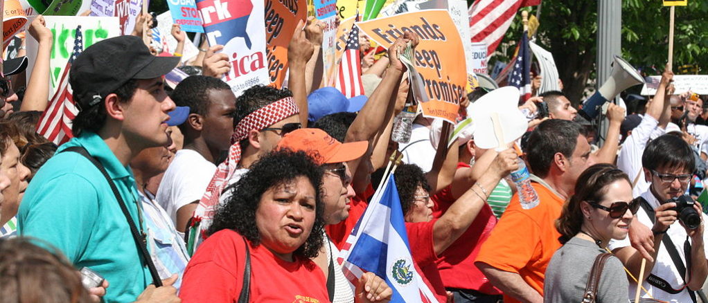 Comunidad inmigrante de Texas protesto contra la medida del gobernador de ese estado