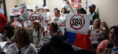 Madres inmigrantes protestan en Houston contra la ley que prohíbe ciudades ‘santuario’ (VIDEO)