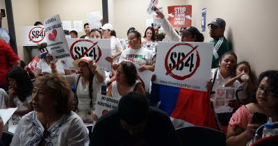 Madres inmigrantes protestan en Houston contra la ley que prohíbe ciudades ‘santuario’ (VIDEO)
