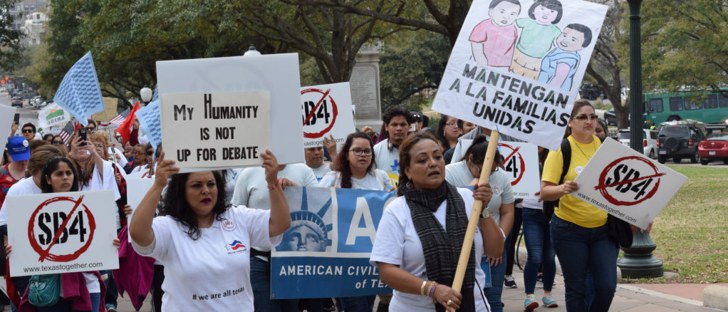 CIENTOS DE HISPANOS RECHAZAN EN TEXAS LA LEY QUE PROHIBIRÍA LAS ´´CIUDADES SANTUARIO´´