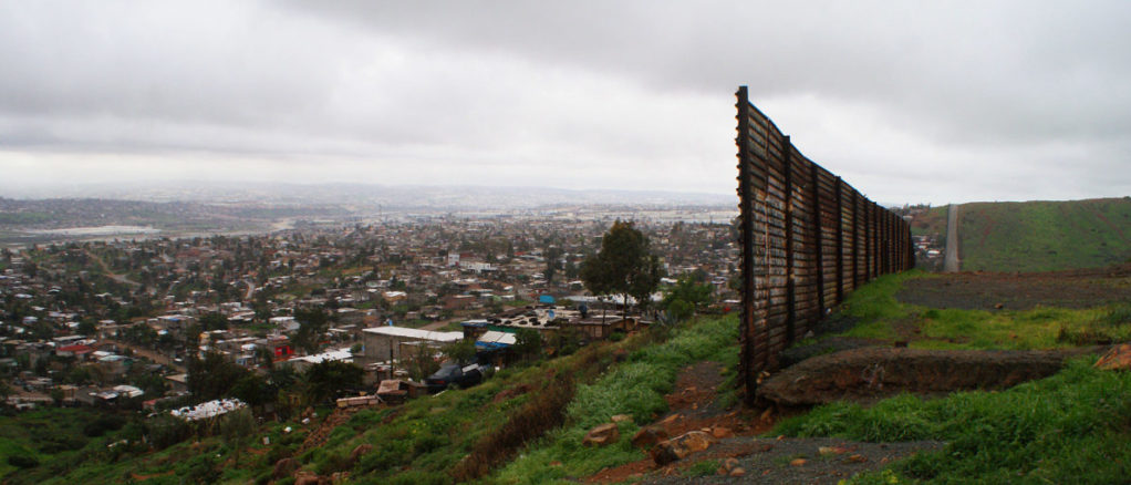 LA CASA EN TIJUANA DONDE ACABA LA VALLA MÉXICO-EE.UU., RESPIRO PARA MIGRANTES