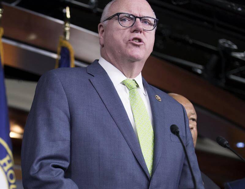 El-demócrata-Joseph-Crowley-d-responde-a-las-preguntas-de-los-periodistas-durante-una-rueda-de-prensa.-EFEArchivo