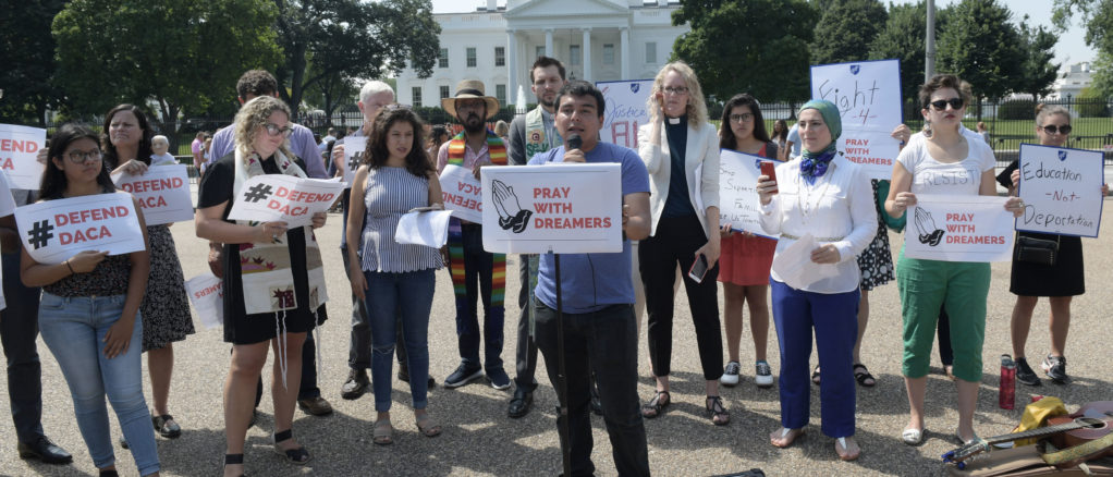 Líderes religiosos piden a Trump mantener protección a jóvenes indocumentados