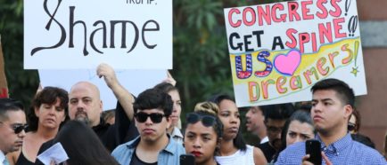 Jóvenes indocumentados salen a las calles a “dar la cara” por fin de DACA