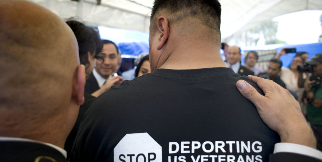 VETERANOS DEPORTADOS RECIBIERON INDULTO Y SE ABRE CAMINO PARA SOLICITAR CIUDADANÍA DE EE.UU.