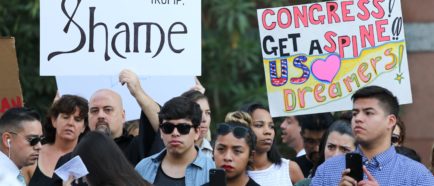 Jóvenes indocumentados salen a las calles a "dar la cara" por fin de DACA