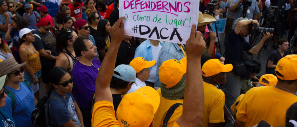 DEFENSORES DE DACA SE VUELCAN A CALLES DE LOS ÁNGELES PARA MOSTRAR UNIDAD