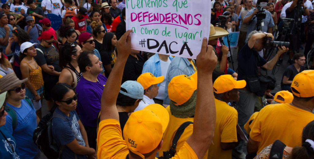 DEFENSORES DE DACA SE VUELCAN A CALLES DE LOS ÁNGELES PARA MOSTRAR UNIDAD