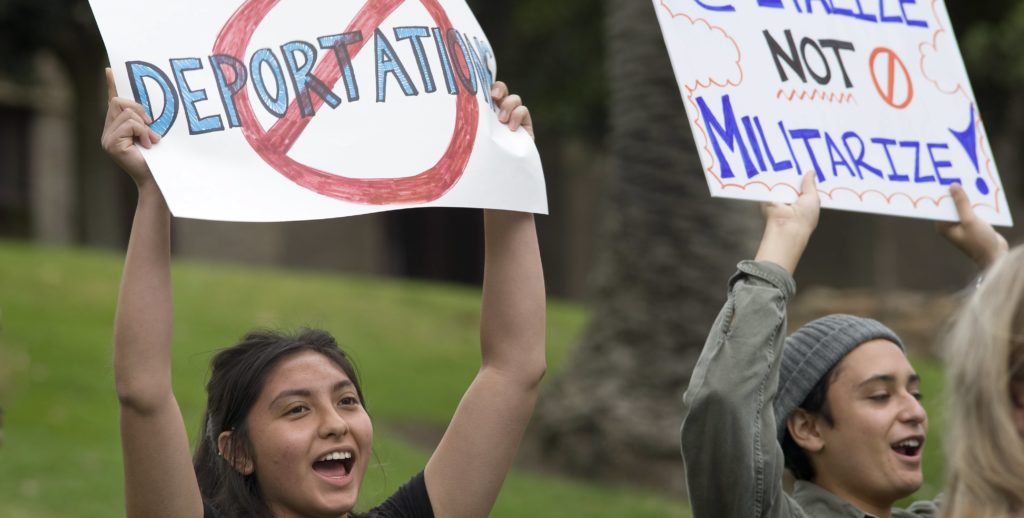 protesta, manifestacion, inmigrantes , deportacionesEn noviembre de 2016, por temor a ser arrestada y deportada, Encalada Latorre no se presentó en las oficinas del Servicio de Inmigración y Aduanas cerca de Denver y, por el contrario, ingresó en la iglesia Mountainview Friends Meeting (cuáqueros), en donde permaneció refugiada (santuario) durante cinco meses, hasta que su caso fue reabierto.