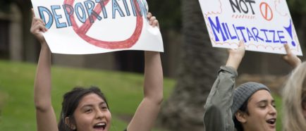 protesta, manifestacion, inmigrantes , deportacionesEn noviembre de 2016, por temor a ser arrestada y deportada, Encalada Latorre no se presentó en las oficinas del Servicio de Inmigración y Aduanas cerca de Denver y, por el contrario, ingresó en la iglesia Mountainview Friends Meeting (cuáqueros), en donde permaneció refugiada (santuario) durante cinco meses, hasta que su caso fue reabierto.