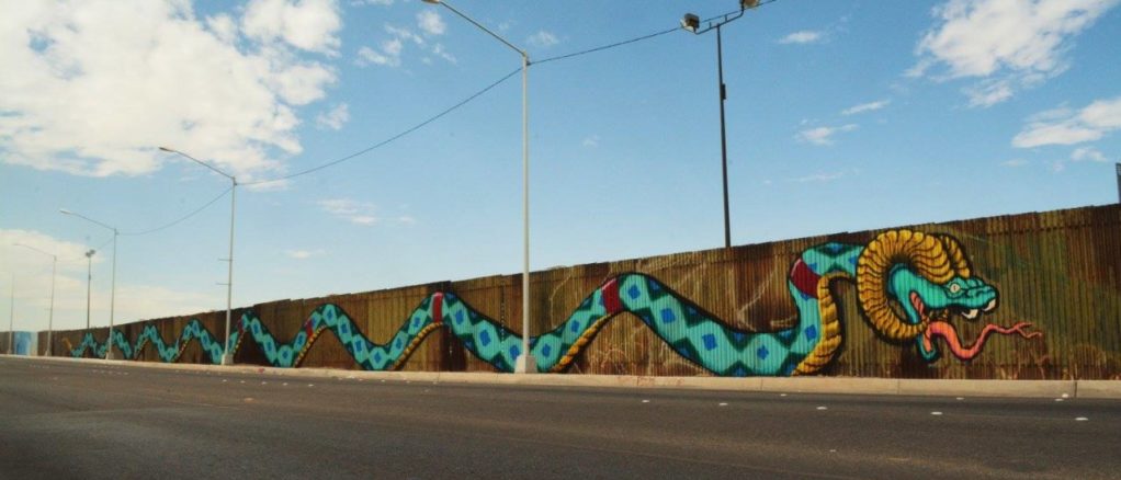 Mural con serpiente “sabia” de 70 metros une dos culturas en muro fronterizo