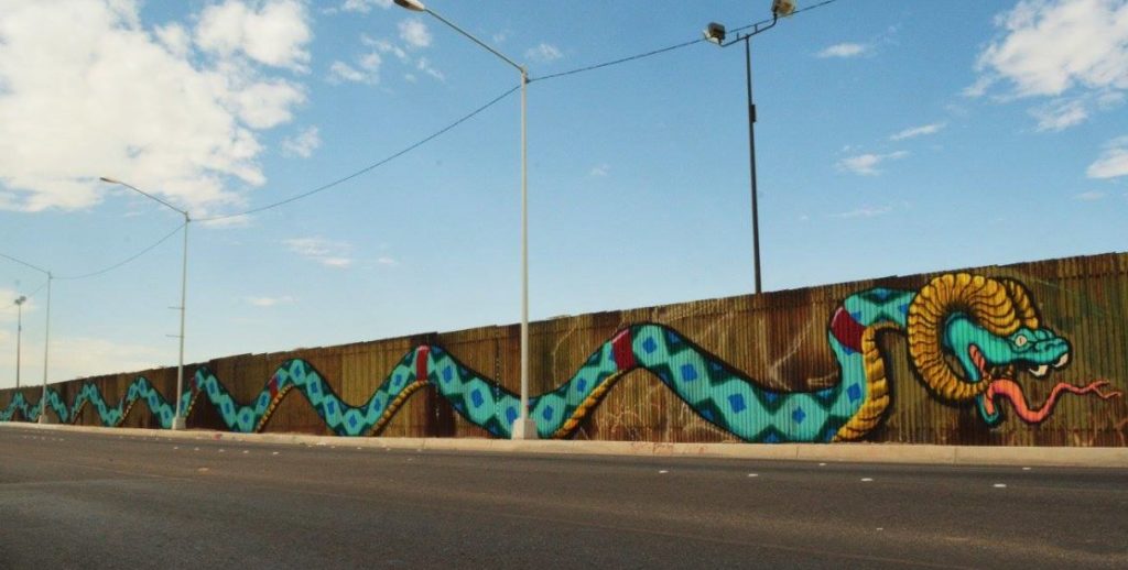 Mural con serpiente “sabia” de 70 metros une dos culturas en muro fronterizo