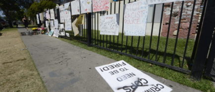 ALTAR EN MEMORIA DE JOVEN BALEADO POR POLICÍA DE ANAHEIM