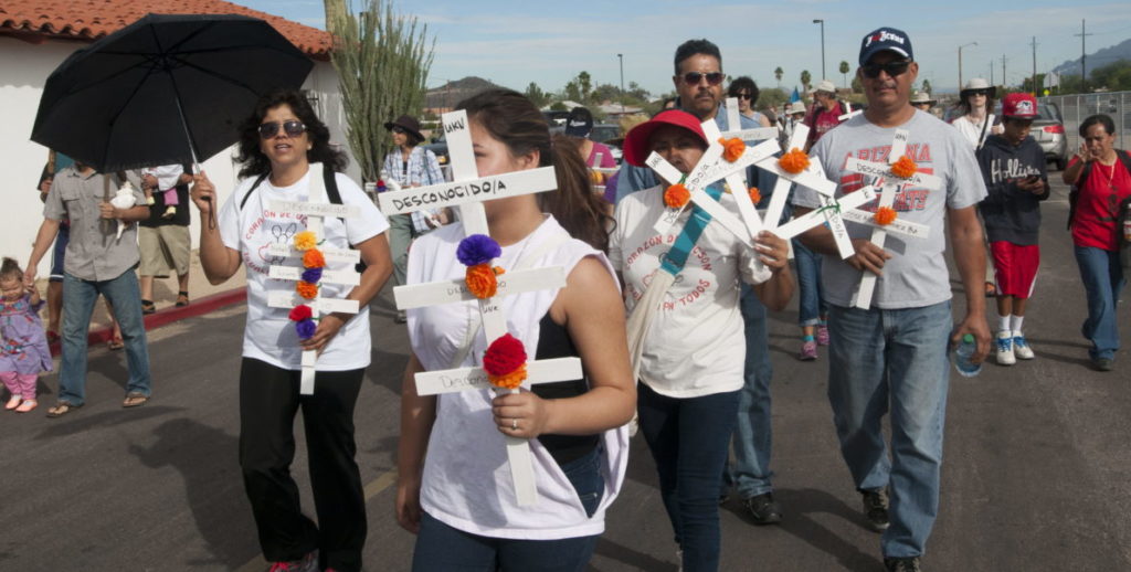 dia de muertos fallecidos inmigrantes frontera cruces