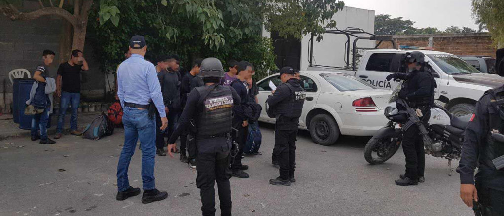 Hallan 24 inmigrantes guatemaltecos deshidratados en un vehículo en México
