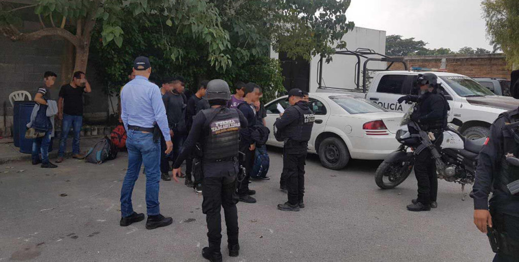 Hallan 24 inmigrantes guatemaltecos deshidratados en un vehículo en México
