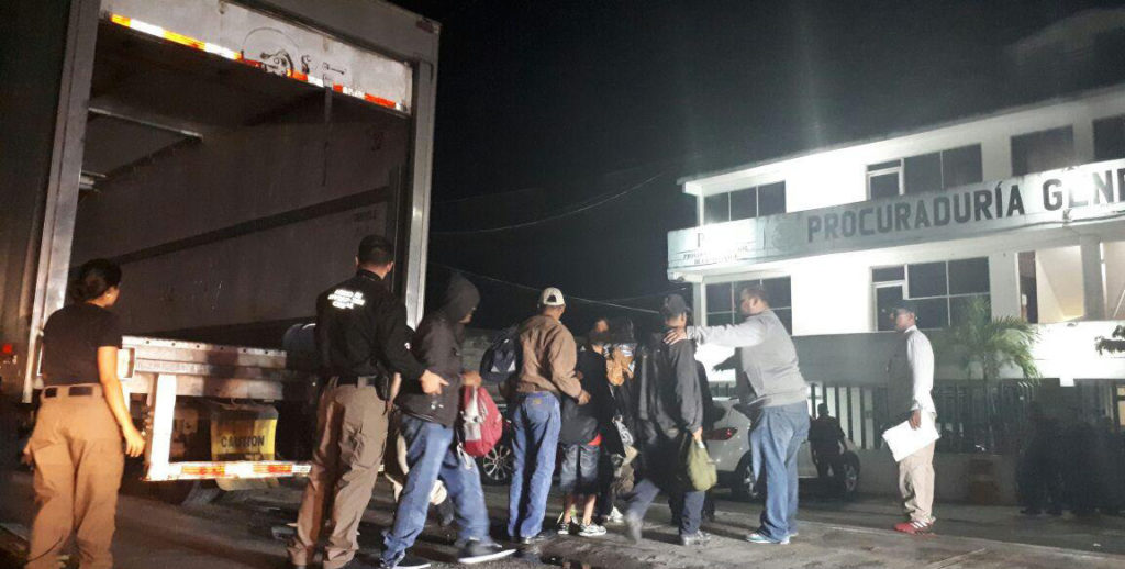 Interceptan a 153 migrantes en un camión en carretera del sureste de México