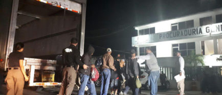 Interceptan a 153 migrantes en un camión en carretera del sureste de México