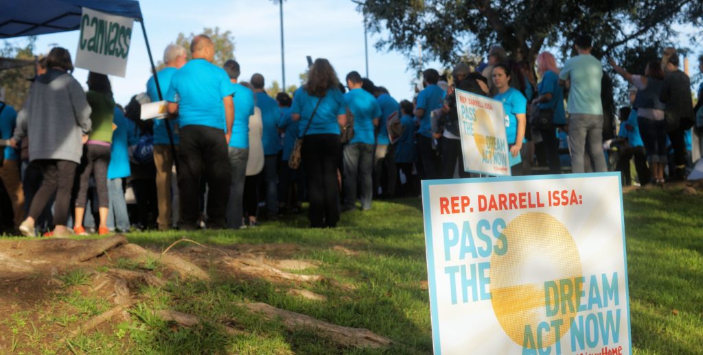 dreamers y activistas en la ciudad de Vista, CAL