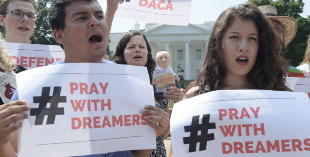 Líderes religiosos piden a Trump mantener protección a jóvenes indocumentados