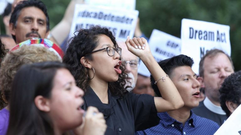 Jóvenes indocumentados salen a las calles a "dar la cara" por fin de DACA