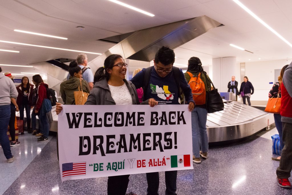 Grupo de jóvenes soñadores logra reingresar a EEUU después de viaje a México