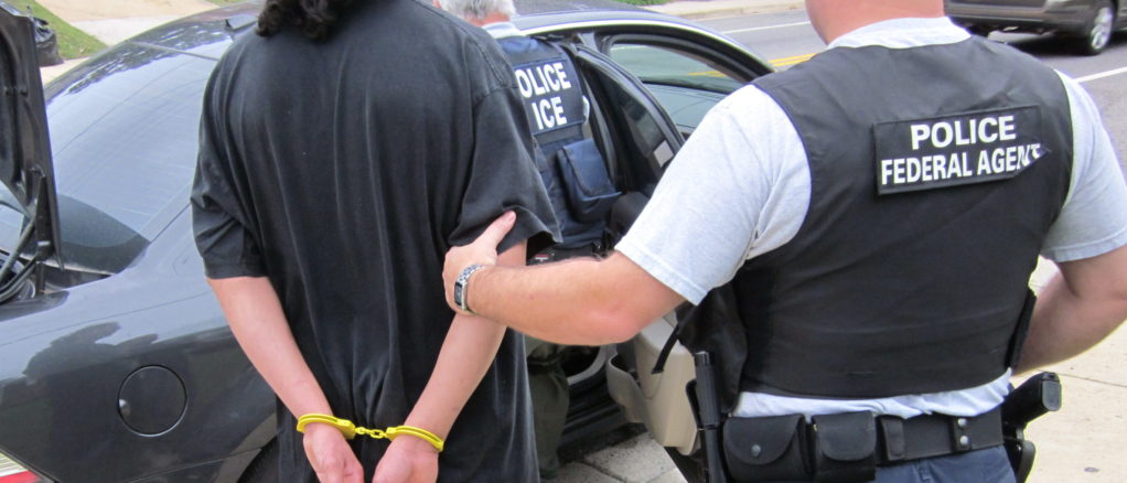 detenciones ICE redadas oficiales policia inmigrantes