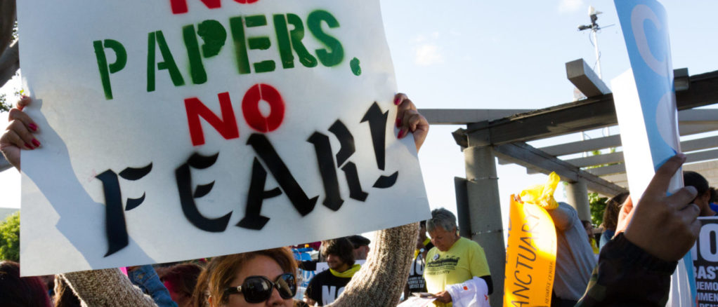 manifestantes inmigrantes santuario California Alamitos