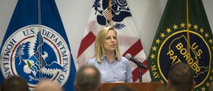 Secretaria del Departamento de Seguridad de Estados Unidos visita estación de patrulla fronteriza