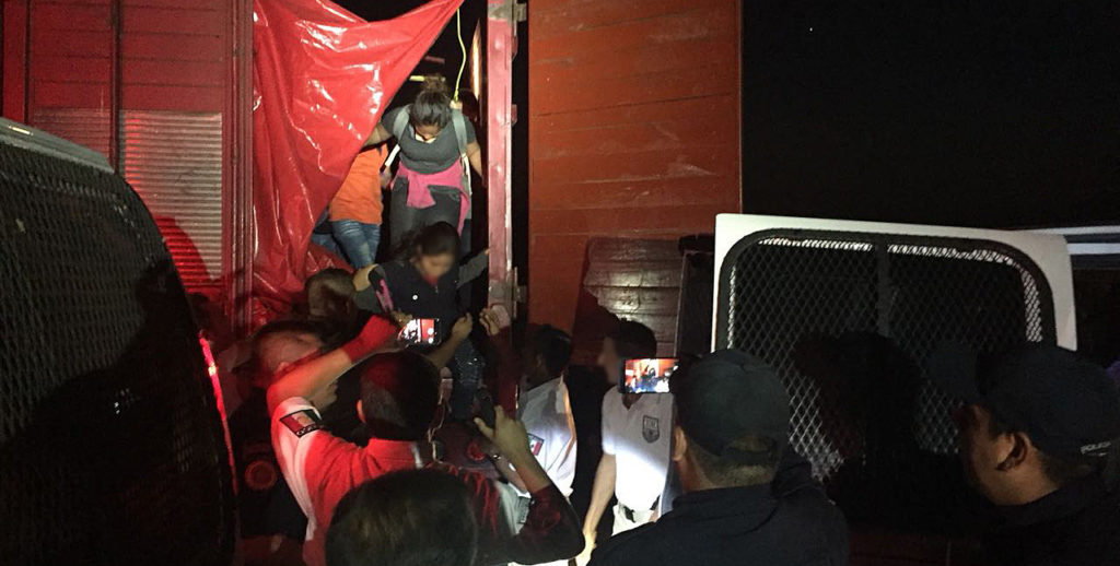 México intercepta dos vehículos con 191 migrantes en condiciones infrahumanas