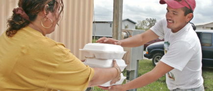 hispanos inmigrante ayuda alimentos comida