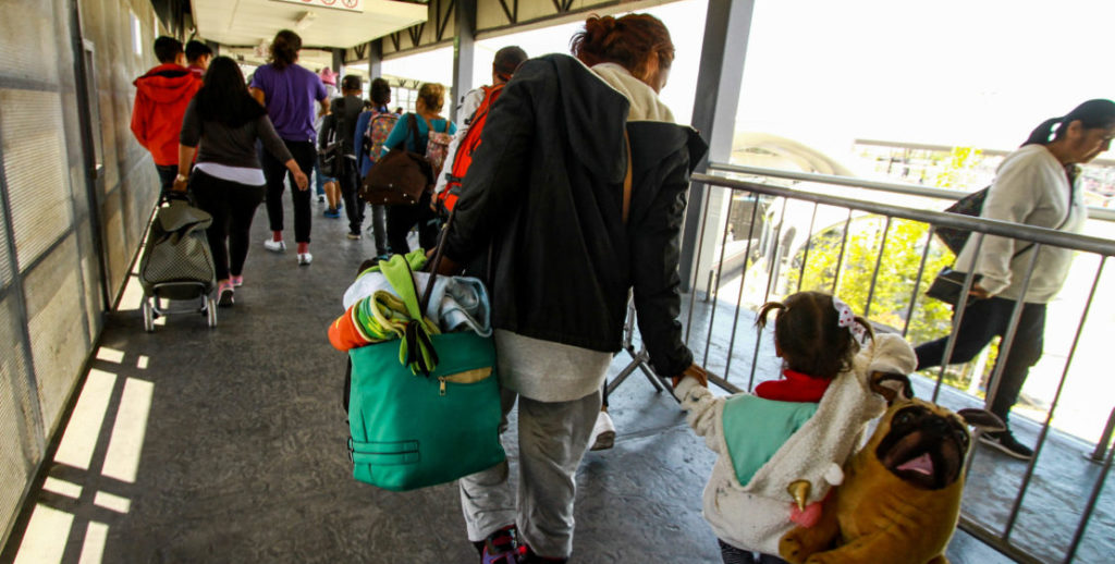 EE.UU. continúa recibiendo pedidos de asilo de madres y niños de la caravana migrante