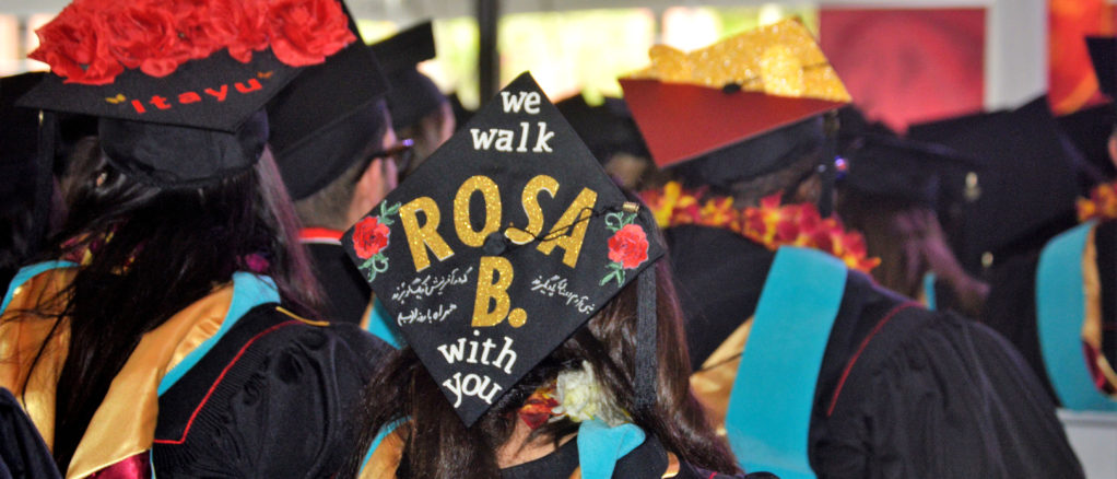 Estudiantes de California apoyan a “soñadores” en ceremonia de graduación