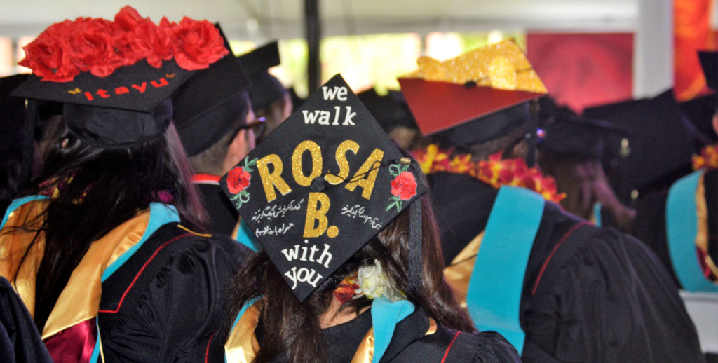 Estudiantes de California apoyan a “soñadores” en ceremonia de graduación