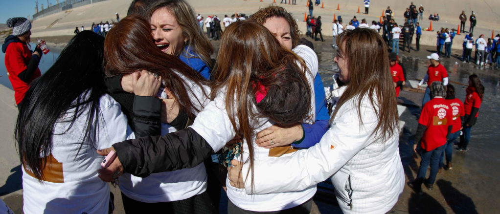 Cientos de familias se abrazan en la frontera con mensaje de unión a Trump