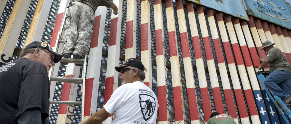 Mural en la frontera con bandera de EE.UU. al revés en la mira de autoridades