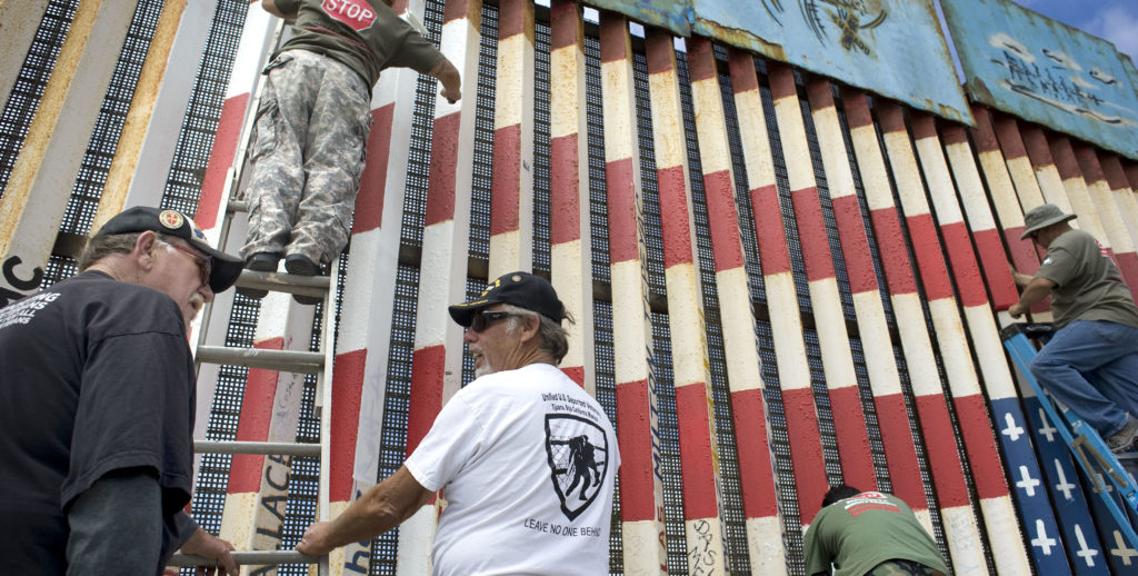 Mural en la frontera con bandera de EE.UU. al revés en la mira de autoridades