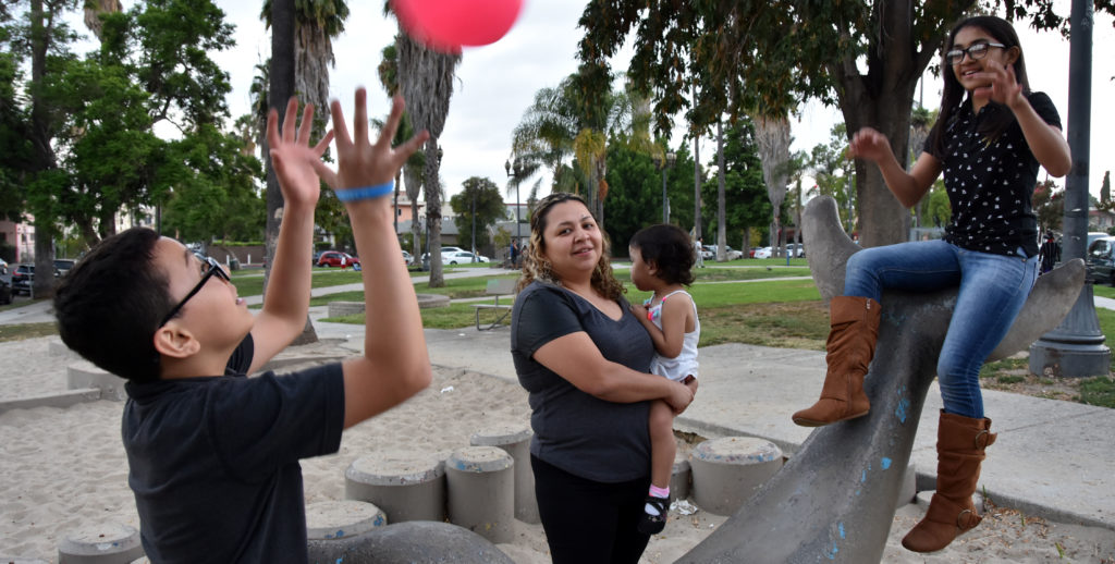 Hermanos guatemaltecos celebran asilo en EE.UU. tras años de temor