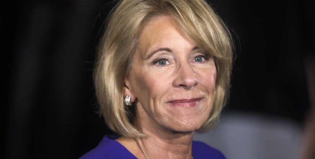 secretaria de educación Betsy DeVos