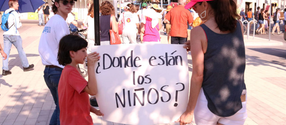 manifestacion menores niños familias