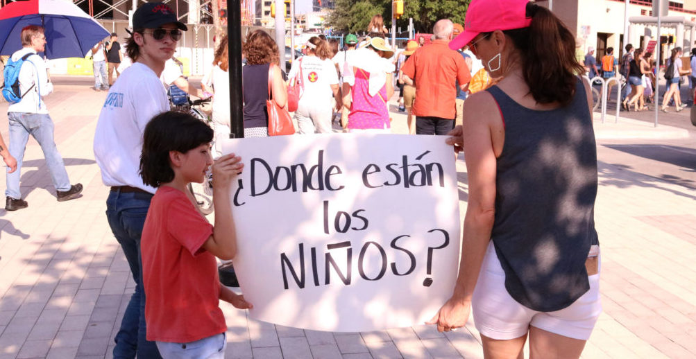 manifestacion menores niños familias