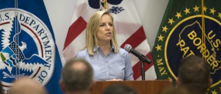 Secretaria del Departamento de Seguridad de Estados Unidos visita estación de patrulla fronteriza