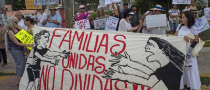 Activistas familias menores protestas