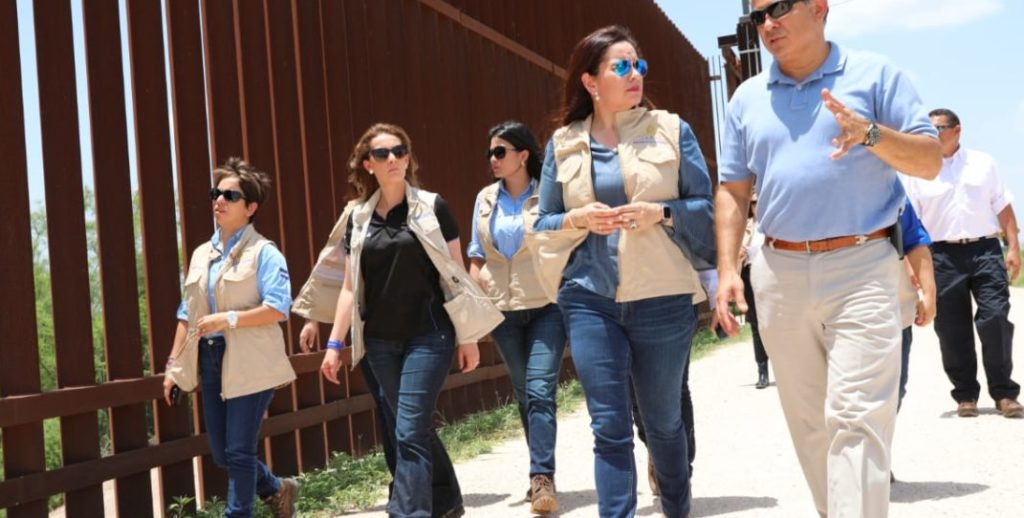 Primera dama de Honduras atestigua “anhelo” de los niños por la reunificación