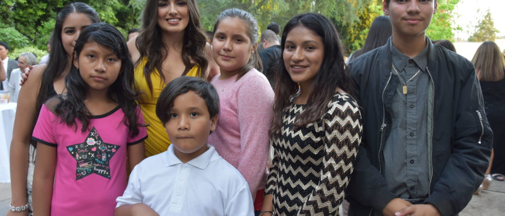 Estrellas de Hollywood se alinean a favor de inmigrantes en fiesta de gala