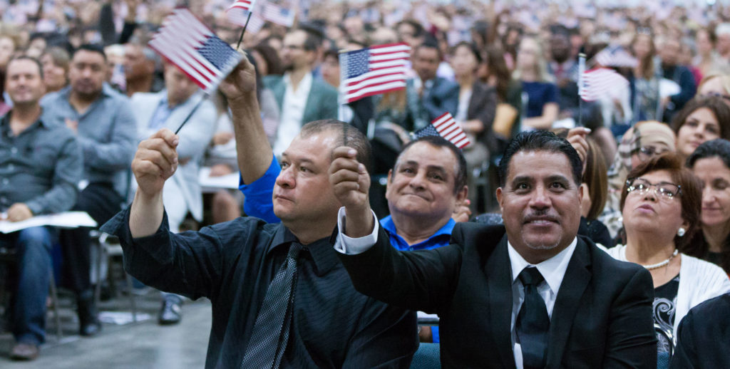 Inmigrantes juramentan a la ciudadanía de EE.UU.