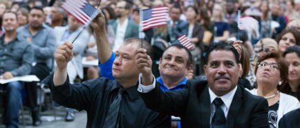 Inmigrantes juramentan a la ciudadanía de EE.UU.