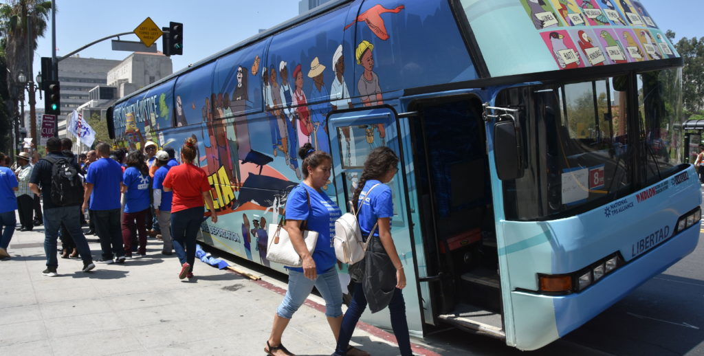 Sale de Los Ángeles bus que pedirá por varios estados apoyo definitivo al TPS