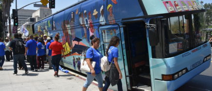 Sale de Los Ángeles bus que pedirá por varios estados apoyo definitivo al TPS